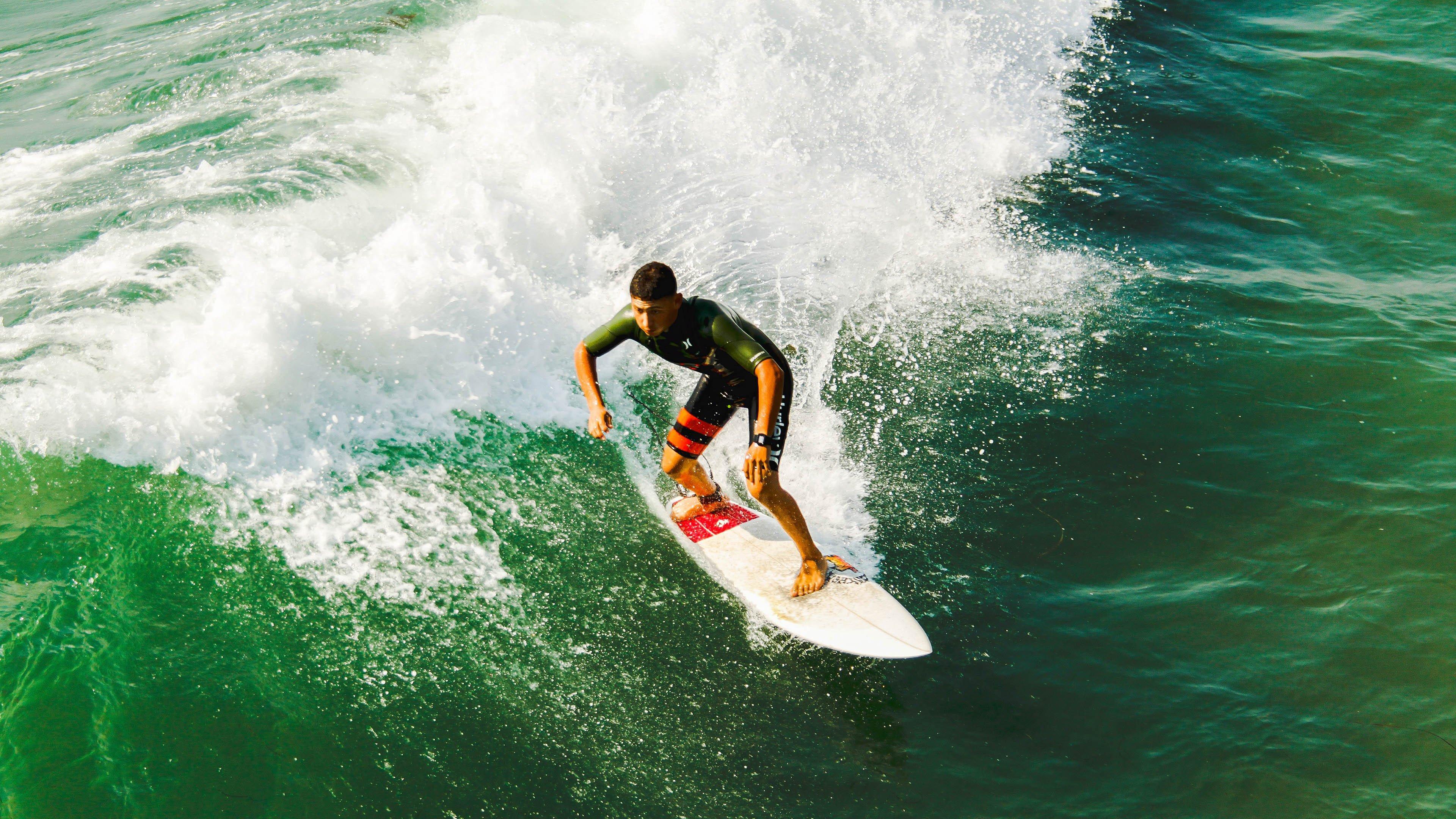 泰山队主场奏凯提前三轮加冕中超冠军 费莱尼徐新建功助球队2-0完胜河北