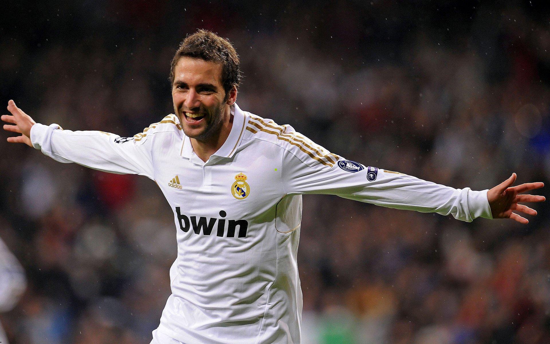 泰山队主场奏凯提前三轮加冕中超冠军 费莱尼徐新建功助球队2-0完胜河北